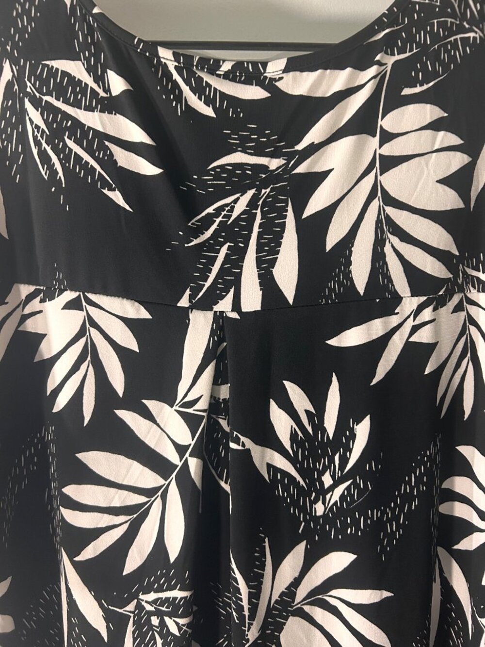 Avenue 26/28 Black White Tropical Leaf Cold Shoulder Flutter Sleeve Tunic - Picture 4 of 9